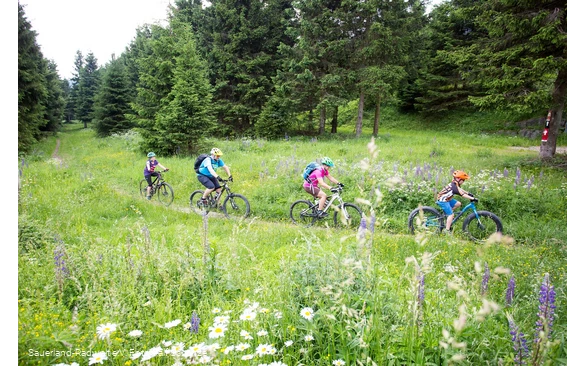 MTB Familie vor Trailpark Winterberg