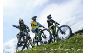 3 Mountainbiker am Start der Downhillstrecke