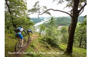 Zwei Mountainbiker mit Blick auf den Diemelsee