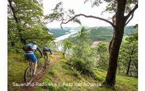 Zwei Mountainbiker mit Blick auf den Diemelsee