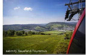 Blick auf Willingen aus der Gondel der Ettelsberg-Seilbahn