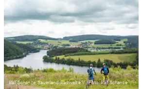 2 Mountainbiker blicken auf den Diemelsee