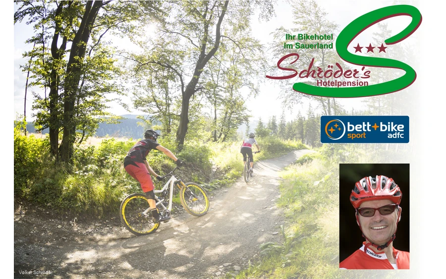 Volker Schröder führt die Gäste mit dem Mountainbike durch die Landschaft von Willingen