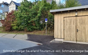 Barrierefreier Parkplatz am Holz- und Touristikzentrum Schmallenberg
