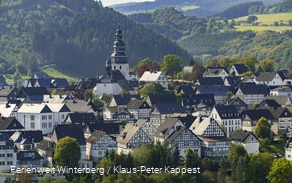 Drohnenansicht auf die Altstadt von Hallenberg.