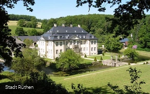 Schloss Körtlinghausen mit alter Sägemühle am rech