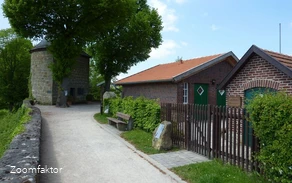 Handwerkerdorf mit Hexenturm auf der Stadtmauer