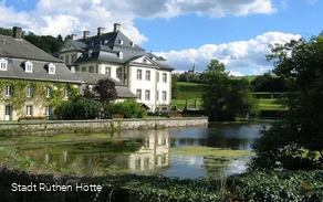 Schloss Körtlinghausen mit Blick auf Kallenhardt