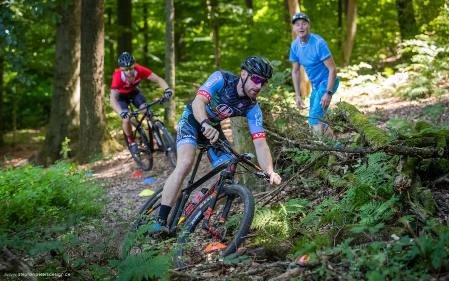 Intensives Fahrtechniktraining im Wald