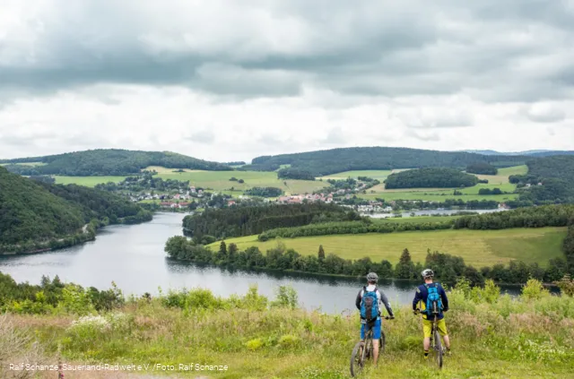 2 Mountainbiker blicken auf den Diemelsee