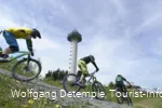 3 Mountainbiker beim rasanten Downhill