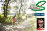 Volker Schröder führt die Gäste mit dem Mountainbike durch die Landschaft von Willingen