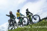 3 Mountainbiker am Start der Downhillstrecke