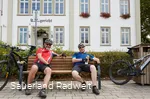 Radfahrer machen Pause auf dem Marktplatz Medebach
