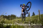 Junge auf Mountainbike akrobatisch