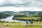 2 Mountainbiker blicken auf den Diemelsee